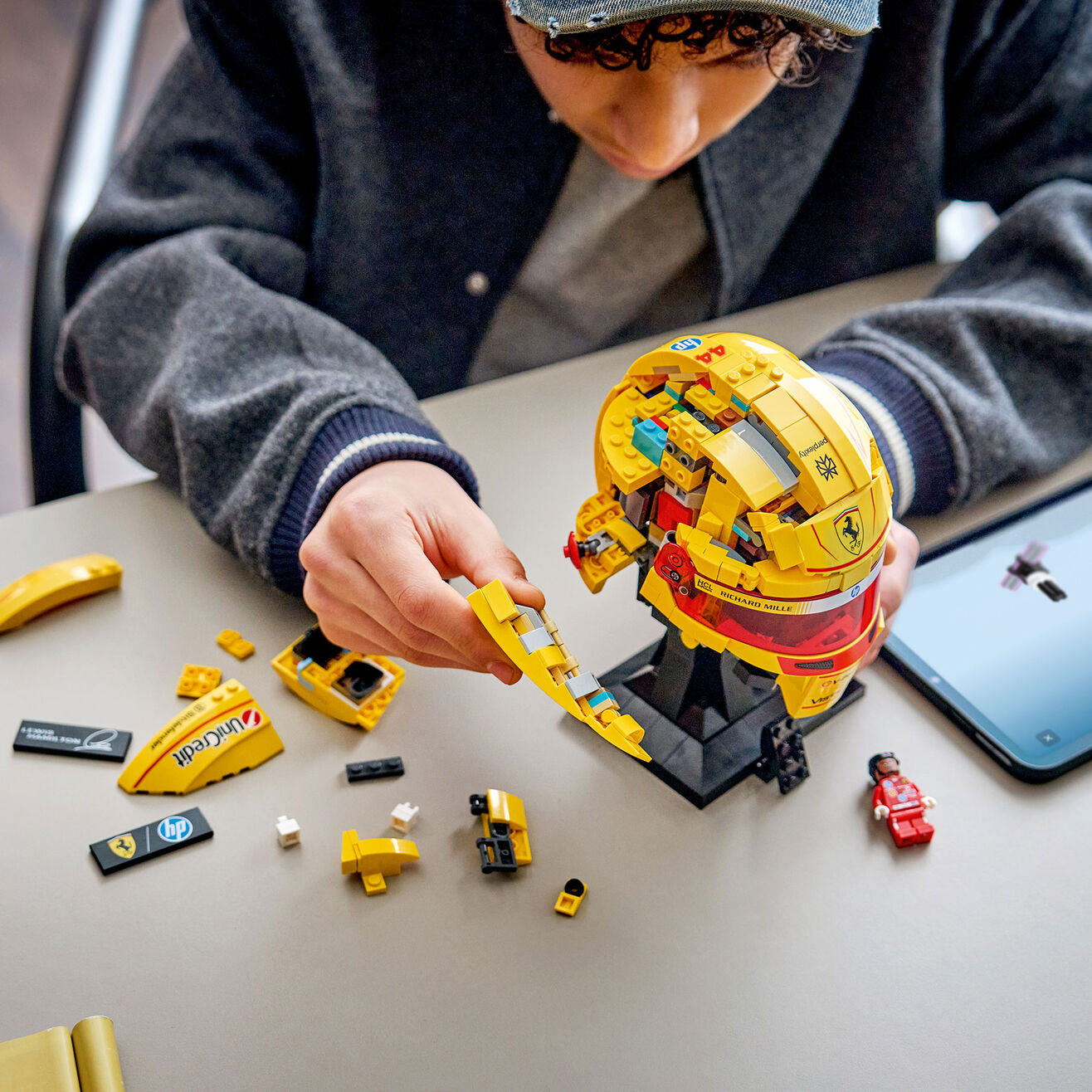 Scuderia Ferrari F1 LEGO® Lewis Hamilton Helmet Set